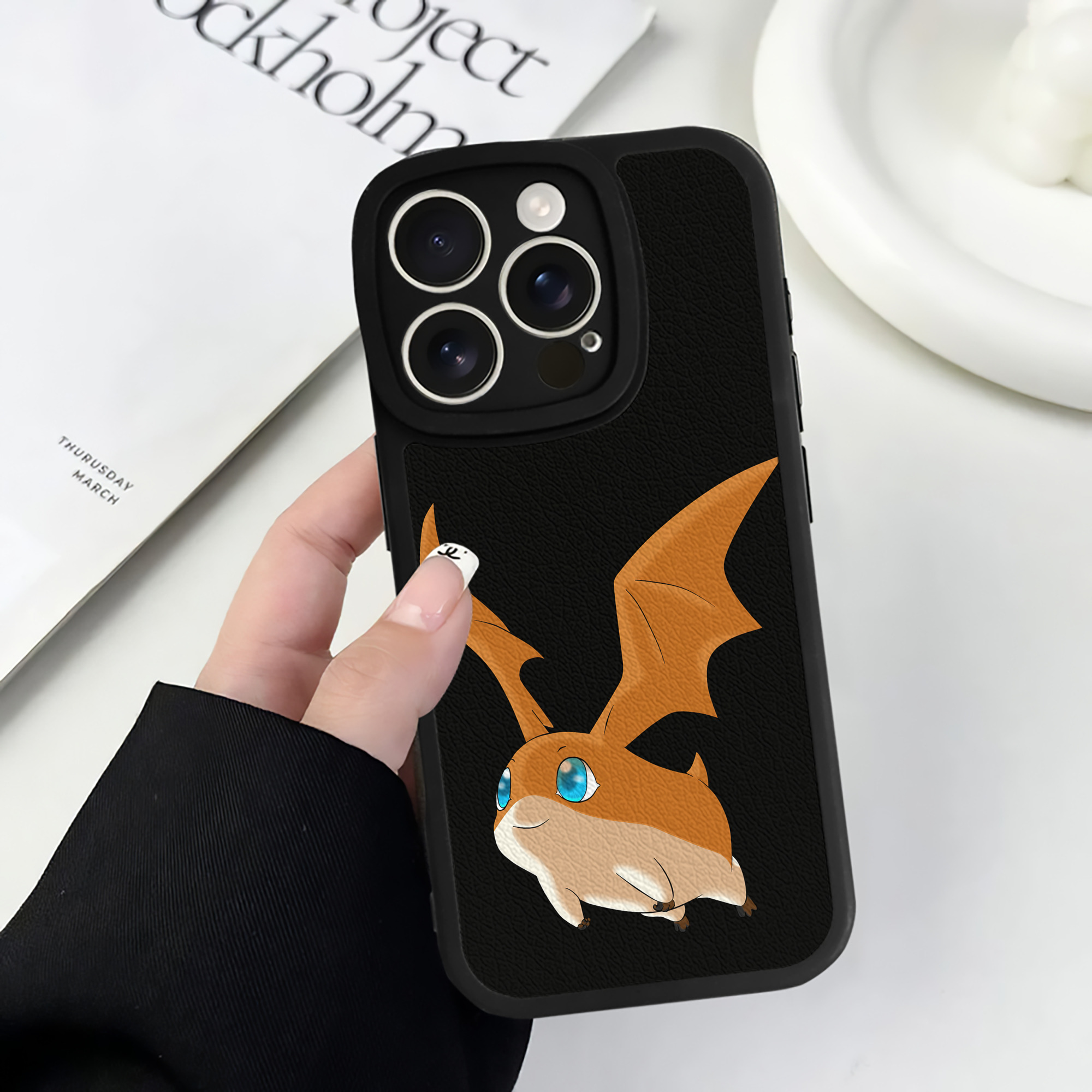 （画像用） Digimon デジタルモンスター/デジモン 【iPhone 16シリーズ対応】シリコンスマホケース（レザー調） 材質：シリコン